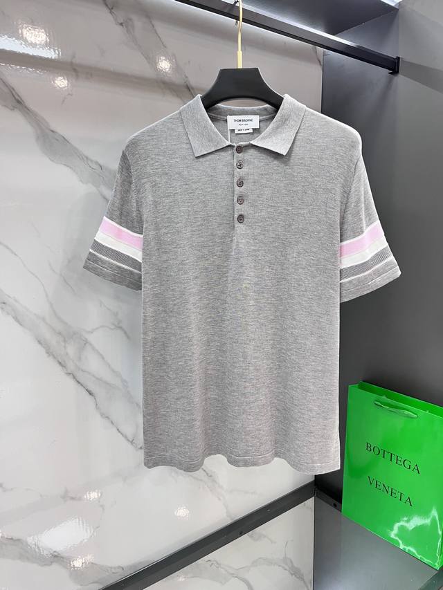 Thom Browne Tb 侧袖四条杠针织衫 客订面料，面料采用特定针织面料，质感非常细腻，领子比较麻烦是定织的扁机领，16针横机织的领子，颜色需要根据大身珠