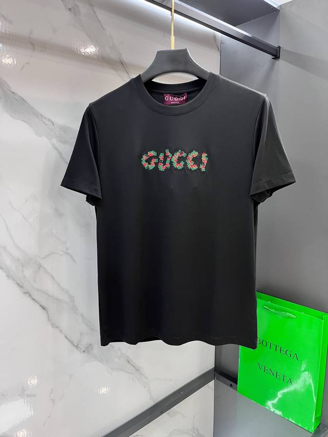 Gucci 2025Ss春夏精品短袖T恤 官网同步 高端品质 定制顶级丝光面料，顶级大厂1:1制作，时尚大牌重工艺Logo设计，手感柔软细腻 穿着亲肤舒适 百搭