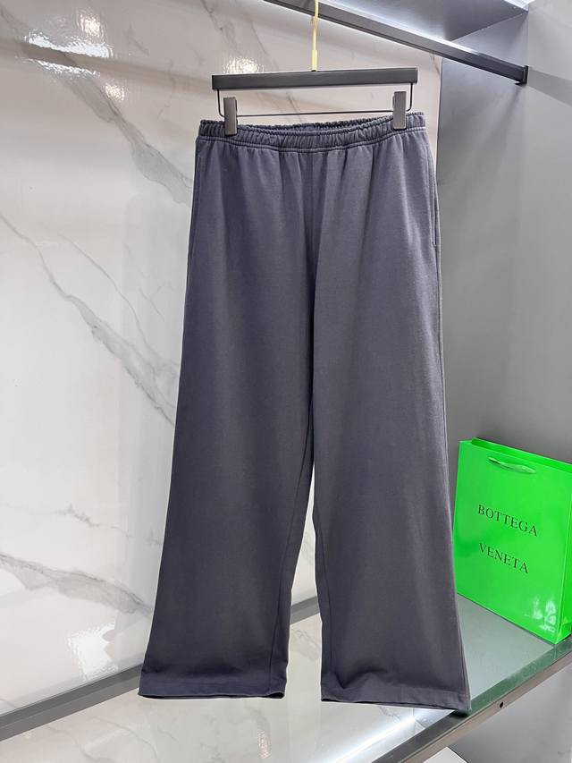 Acne Studios 纯色字母刺绣卫裤 工艺说明：面料采用高克重棉质，采用进口田岛机刺绣字母，同缸染面料手感飞常舒服，整体走线平直细腻，面料舒适柔软，颜色一