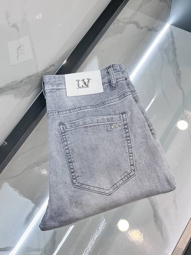 Lv 2025Ss早春新品薄款重工休闲牛仔裤，进口优质水洗弹力面料，上身舒适透气有弹力，客供五金辅料装饰，版型超正，全品相订单款，上身帅气十足 Size：29-