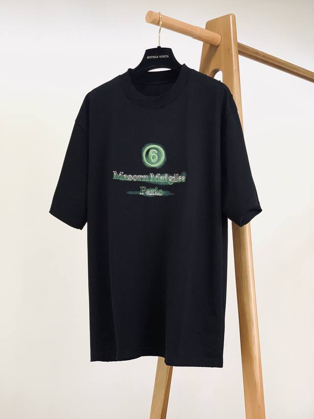Maison Margiela Mm6 马丁马吉拉 2025Ss春夏新品 限定款T恤，以排山倒海之势成为搜索率最高、关注度最高，明星潮人们最爱的新宠。各种机场L