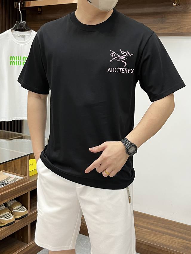 Arc 始祖鸟 2025夏季新款 三标齐全！男士圆领T恤 官网柜台同步售卖 潮流时尚定制 原版1:1 胸前字母Logo设计 采用进口丝光棉面料 吸汗透气性优越