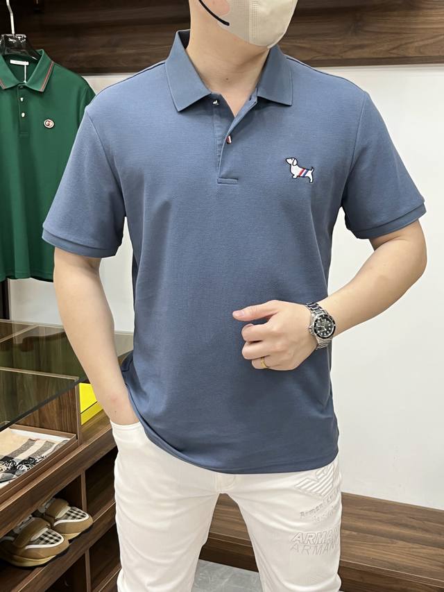 Tb 汤姆 布朗-2540Ss开春新款 时尚大爆款翻领T恤，休闲时尚外穿 内搭必备款，舒适好看上身可见 定制进口高端丝光面料，手感细腻丝滑有质感，上身舒适透气清