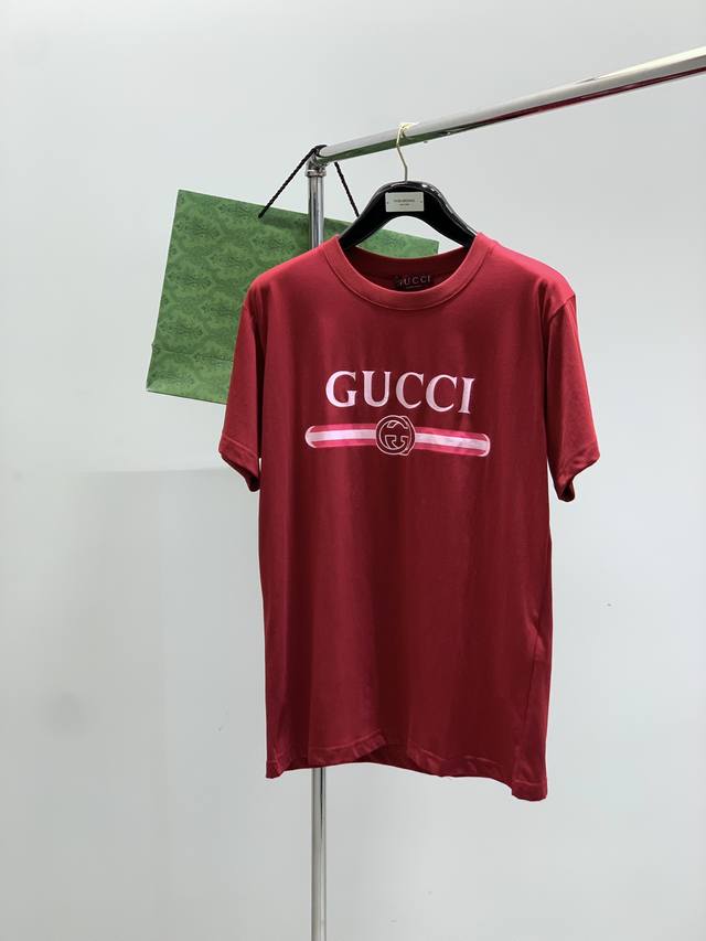 Gucci 古驰，2025夏季最新款，专柜同步有售，原单狠货，时尚休闲圆领短袖T恤，上身很有特点！吸睛而有亮点，进口原版面料，顶级印花工艺字母图案装饰Logo，
