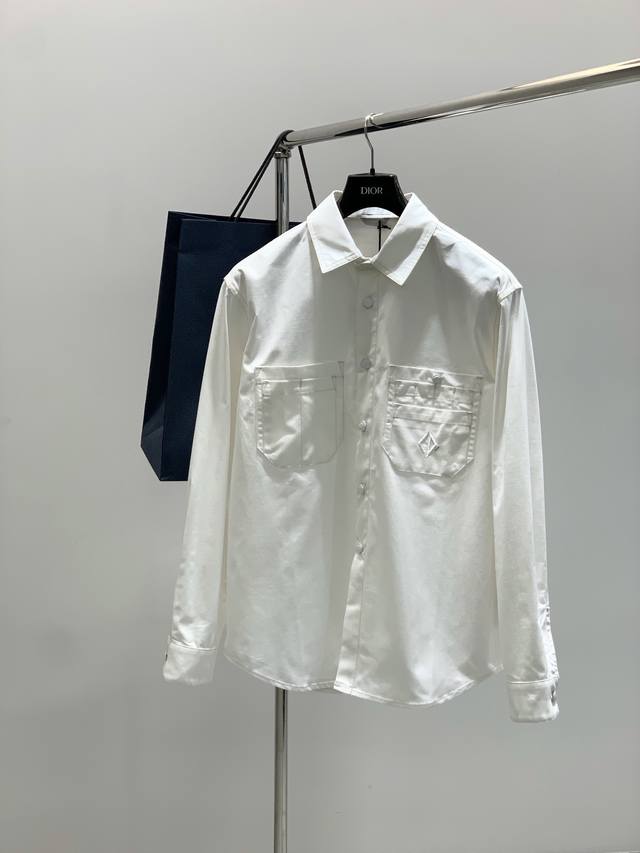 Dior 迪奥， 2025春季新品，专柜同步有售，简约时尚休闲外套，原版进口面料，舒适透气，顶级刺绣工艺字母图案Logo，原版五金辅料装饰，档次极高，独特设计，