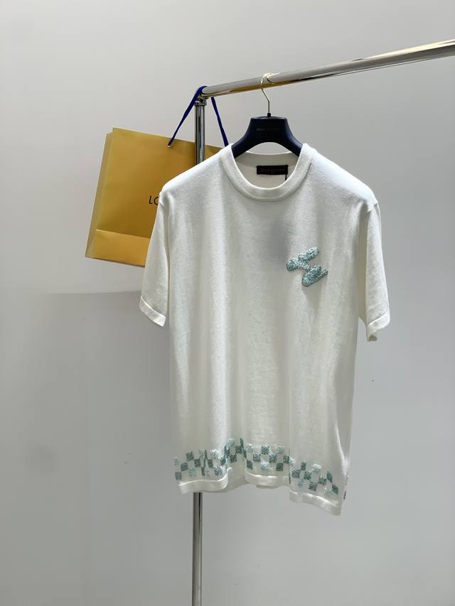 Louisvuitton 路易威登，2025夏季最新款，专柜同步有售，原单狠货，时尚休闲圆领针织短袖T恤，上身很有特点！吸睛而有亮点，进口原版面料，顶级珠绣工艺