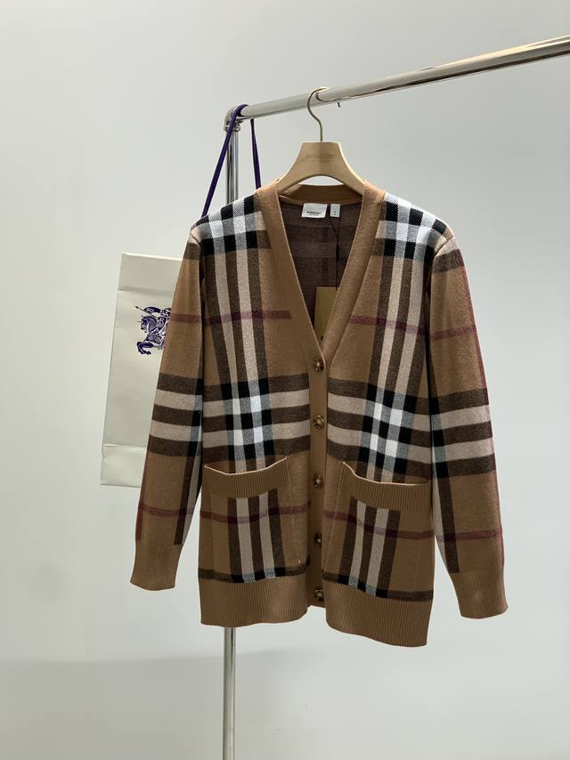 Burberry 巴宝莉，2025春季最新品，专柜同步有售，原单狠货，时尚休闲针织开衫毛衣，进口原版面料，上身舒适透气，顶级针织工艺字母图案装饰Logo，档次极