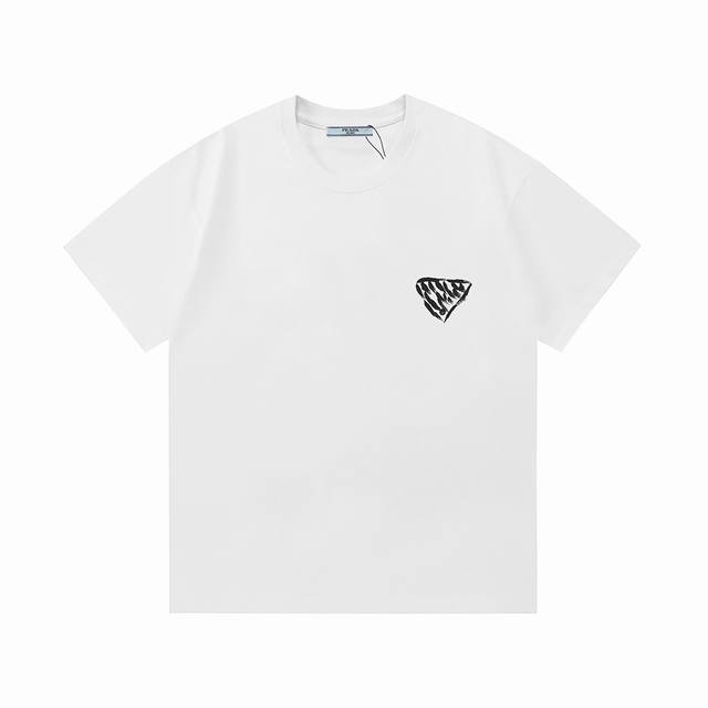 Prada 普拉达 2025新款 前后涂鸦字母Logo 男女同款 短袖T恤 定制260克100％双纱纯棉面料 定染32支双股螺纹 领标吊牌主唛三标齐全 颜色：白
