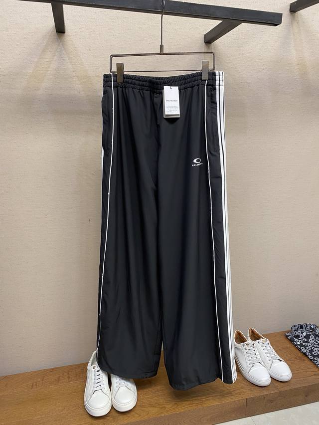 Balenciaga Ba 白侧杠运动长裤 原,600购买；弹力聚酯纤维、中腰弹性腰头、2个斜口袋设有拉链、撞色育克、左腿饰以Loop Sports Icon刺