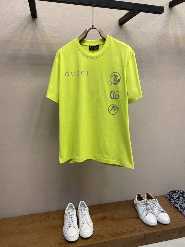 Gucci、 G家G*Cci 古驰 2025Fw春夏这款Os宽松版型T恤棉质针织匠心打造，正面缀饰Gu*Ci标识印花，背面巧妙融入Gu*Ci冲浪者印花，令整个设