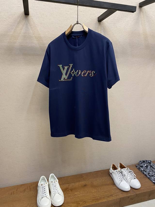 Lv路易家1V Lovers 刺绣棉质短袖 T 恤本款 T 恤取材柔软棉料，以串珠刺绣抒写 1V Lovers 标识，可为日常造型注入雅致气息。1V Lover