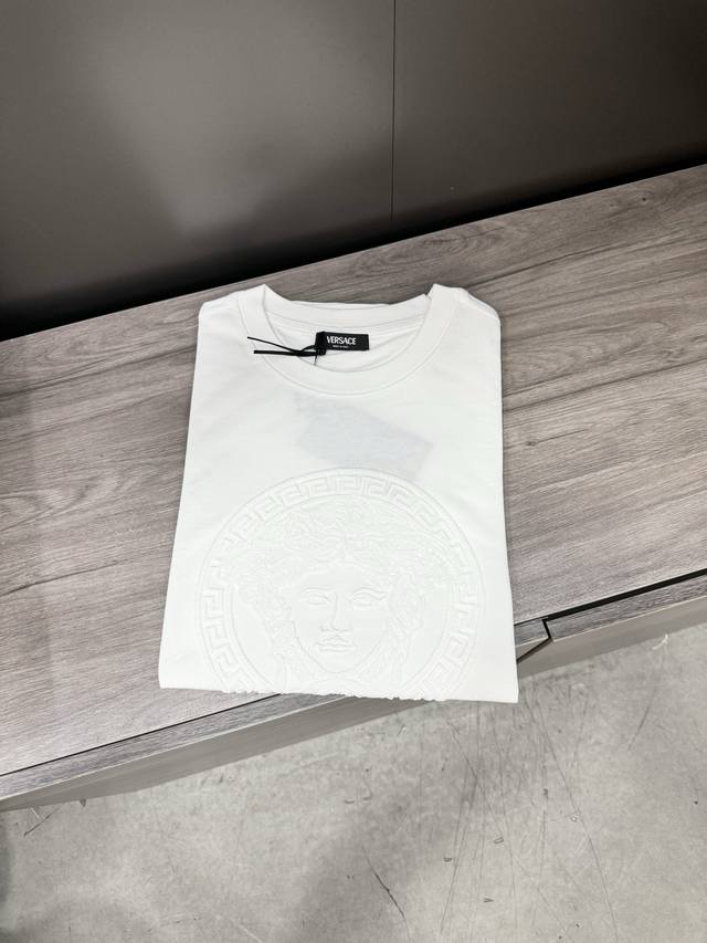 范思哲 重磅推荐！2025Ss夏装新品 专柜在售 最新系列图案Logo短袖T恤 必须人手一件的节奏！进口顶极精梳棉面料，极为亲肤舒适 摸上去非常的细腻，质感很好
