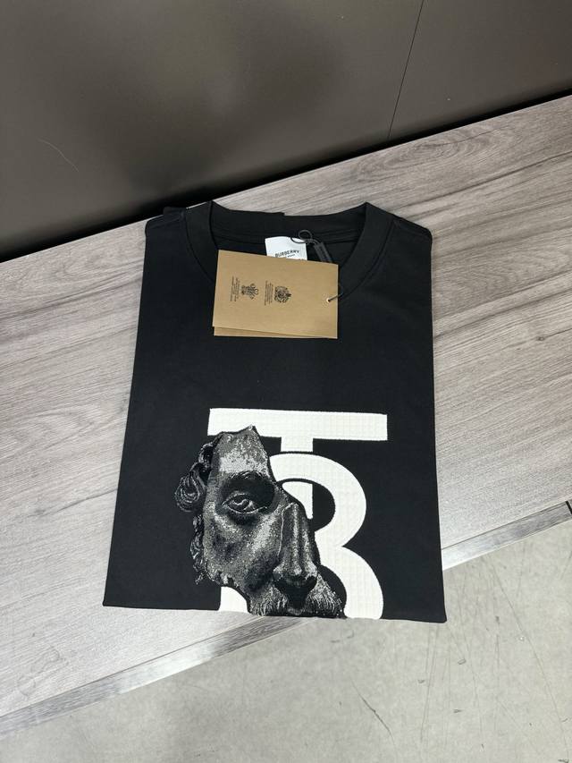 Ss春夏新款首发专柜最新款短袖圆领T恤 高端订制 设计前卫时尚！品牌Logo重工艺设计 高端定制240克面料.手感柔软.穿着舒适.专柜级别精致车线.颜色：黑色。