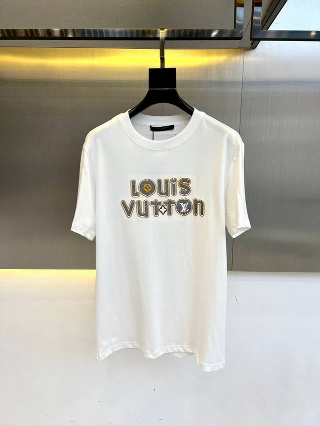 Lv、2025夏男士新款经典圆领短袖T恤。进口高克重纯棉面料，面料手感丝滑柔软，透气亲肤性极佳，着身无比的舒适，整体质感相当之高！衣身胸前标志性徽标Logo，撞