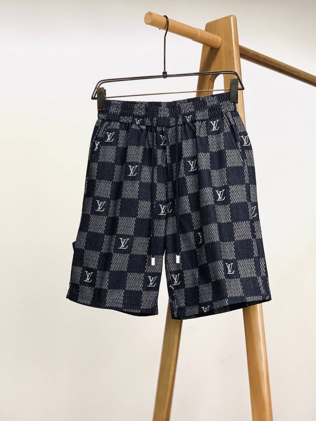 Louisvuitton 路易威登 2025Ss春夏新品 棋盘格提花牛仔短裤 定制优质洗水牛仔面料 采用活性染色宝蓝经纱. 纬纱精密赛络纺纱线. 手工数点纱线制