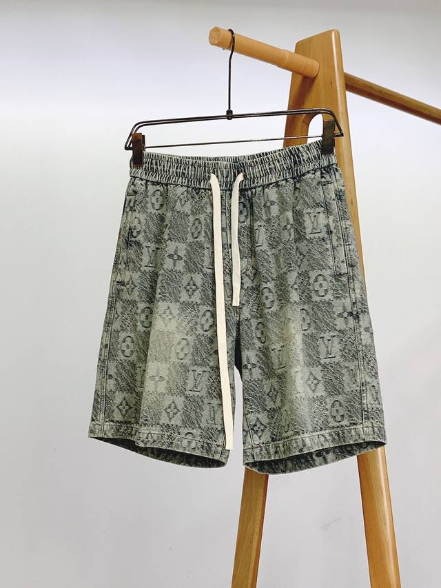 Louisvuitton 路易威登 2025Ss春夏新品 棋盘格老花牛仔短裤 定制优质洗水牛仔面料 采用活性染色宝蓝经纱. 纬纱精密赛络纺纱线. 手工数点纱线制