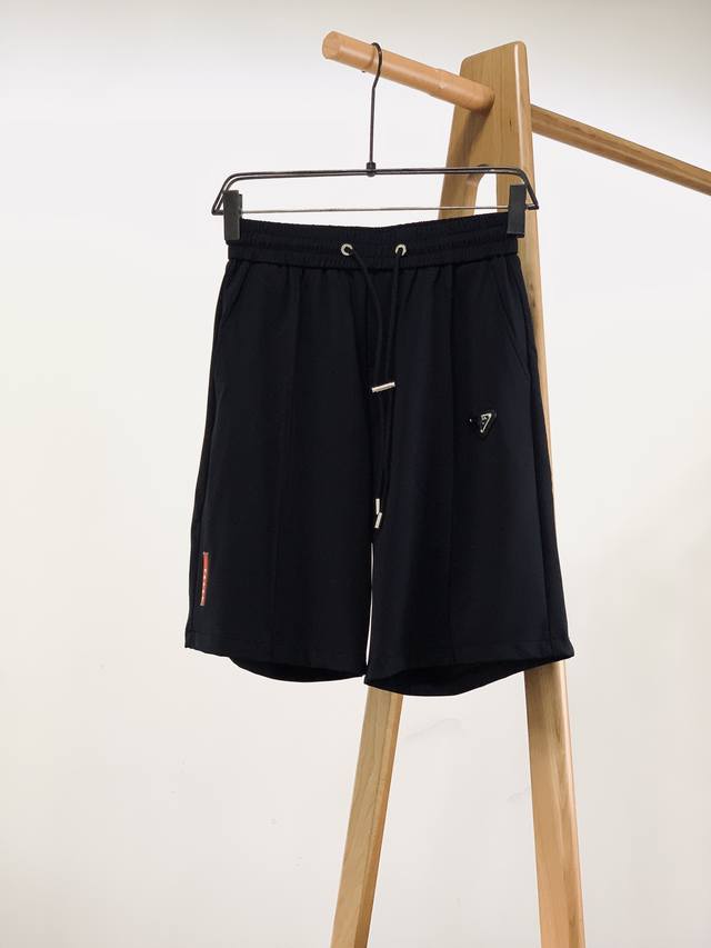 Prada 普拉达 2025Ss春夏新品 时尚短裤，双层针织，定制的面料，客供五金辅料～一年四季中不可缺少的必备单品，在日常穿搭中，合理的短裤穿搭，即休闲又舒适