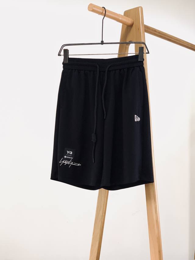 Y-3 山本耀司 2025Ss春夏新品 运动休闲工装短裤，双层针织，定制的面料，客供五金辅料～夏季不可缺少的必备单品，在日常穿搭中，即休闲又舒适。成衣有型又舒适