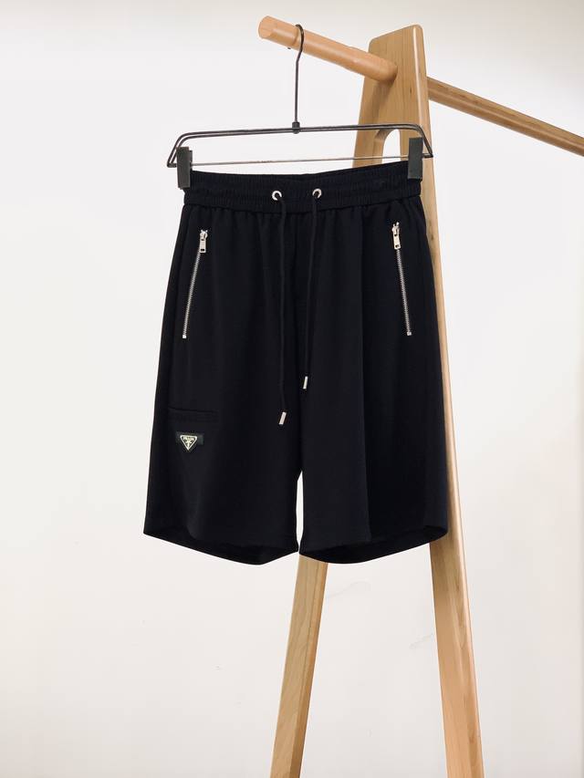 Prada 普拉达 2025Ss春夏新品 时尚短裤，双层针织，定制的面料，客供五金辅料～一年四季中不可缺少的必备单品，在日常穿搭中，合理的短裤穿搭，即休闲又舒适