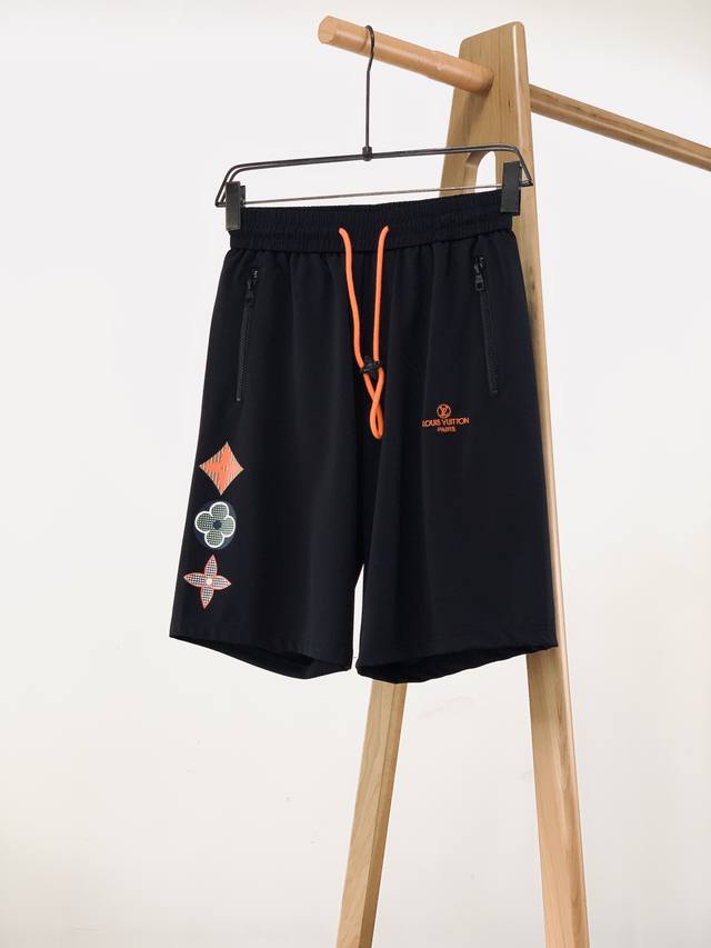 Louisvuitton 路易威登 2025Ss春夏新品 男士短裤，甄选优质面料打造，进口数码定位印花工艺，独特设计，缔造简约线条感，版型不挑人，客供定制五金辅