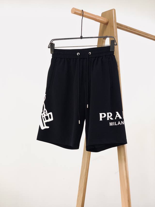 Prada 普拉达 2025Ss春夏新品 男款短裤，面料为王，版型取胜，宽窄正好的裤管+恰到好处的长度，裤口截止在膝盖上一点点，不长不短刚刚好，上身利落有型，百