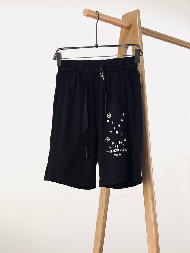 Maison Margiela Mm6 马丁马吉拉 2025Ss春夏新品 抽绳刺绣短裤！ 时尚系列，独特拼料设计，抽绳休闲裤。 订纱开始订染和订纺。 国内某大厂