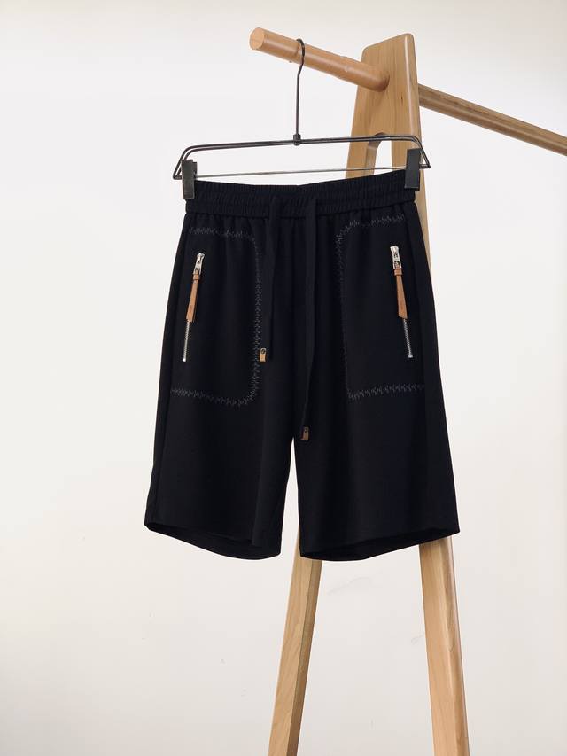 Loewe 罗意威 2025Ss春夏新品 抽绳短裤！ 时尚系列，独特拼料设计，抽绳休闲裤。 订纱开始订染和订纺。 国内某大厂出口日本 和供应几大顶级品牌的面料。