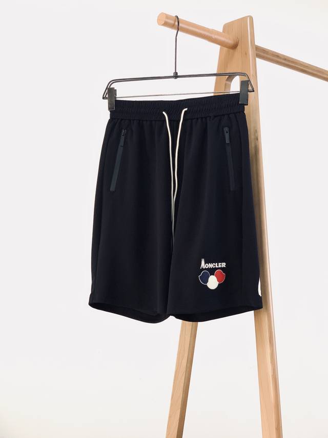 Moncler 蒙口 2025Ss春夏新品 男士短裤，甄选优质面料打造，独特设计，缔造简约线条感，版型不挑人，客供定制五金辅料，精工密针刺绣标识，背后数码定位字