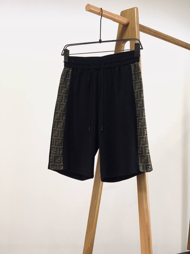 Fendi 芬迪 2025Ss春夏新品 侧边满印拼接短裤，甄选优质面料制作，由进口色织机生产，织片效果于原版完全统一。客供五金装饰辅料，上身时尚百搭，舒适透气，