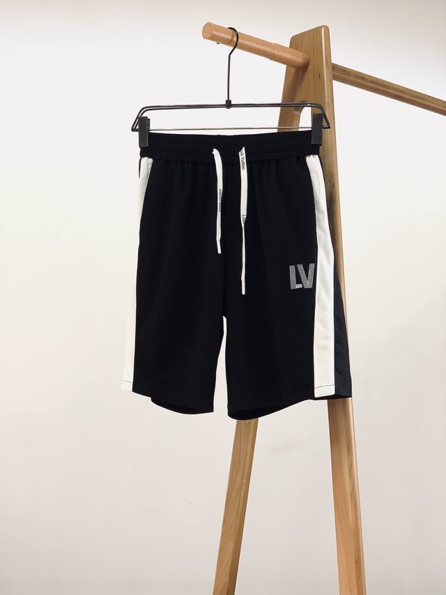 Louisvuitton 路易威登 2025Ss春夏新品 休闲五分短裤，质感一流，甄选优质面料，精工密针刺绣标识图案，轮廓清晰，工艺精湛，客供五金辅料装饰，采用