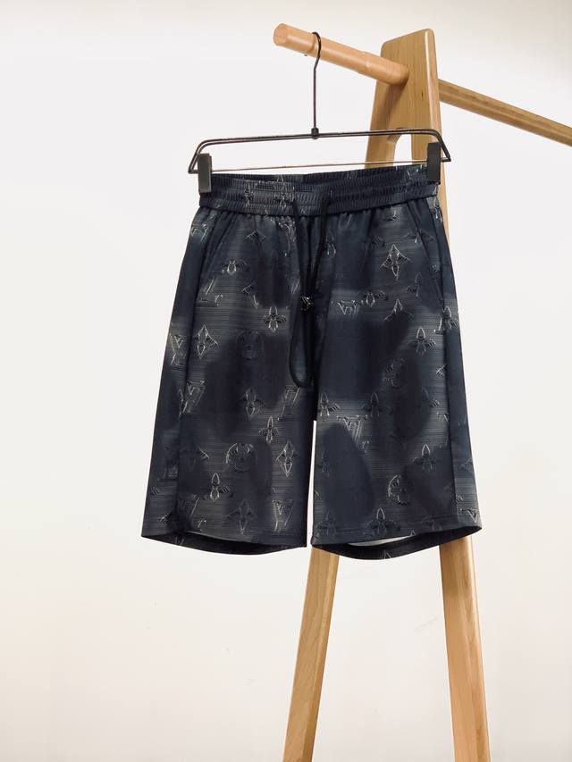 Louisvuitton 路易威登 2025Ss春夏新品 Monogram印花短裤，定制定染面料，采用进口3D数码印花工艺，纬纱精密赛络纺纱线，手工数点纱线制作