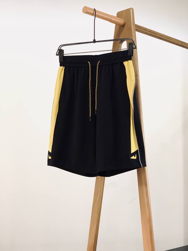 Fendi 芬迪 2025Ss春夏新品 小怪兽系列短裤，甄选优质高支纯棉面料打造，两侧撞色拼接设计，下摆小怪兽刺绣标识，辨识度极高，客供五金辅料装饰，缔造简约线