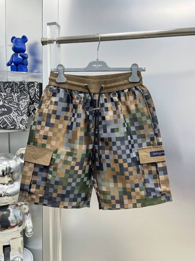 Lv 路易 2025春夏新款品牌Logo短裤 Dd官网同步发售。品牌经典Logo休闲裤 ，定制面料，舒适度极好，手触感强烈。辨识度极高，完美品相工艺。 尺码：M