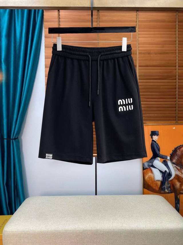 Miumiu 缪缪 三标齐全 2025夏季新款男士休闲双面穿短裤，高级定制面料透气面料 透气弹力舒适度极高，细节无可挑剔，顶级辅料配备，原版Logo设计理念，手