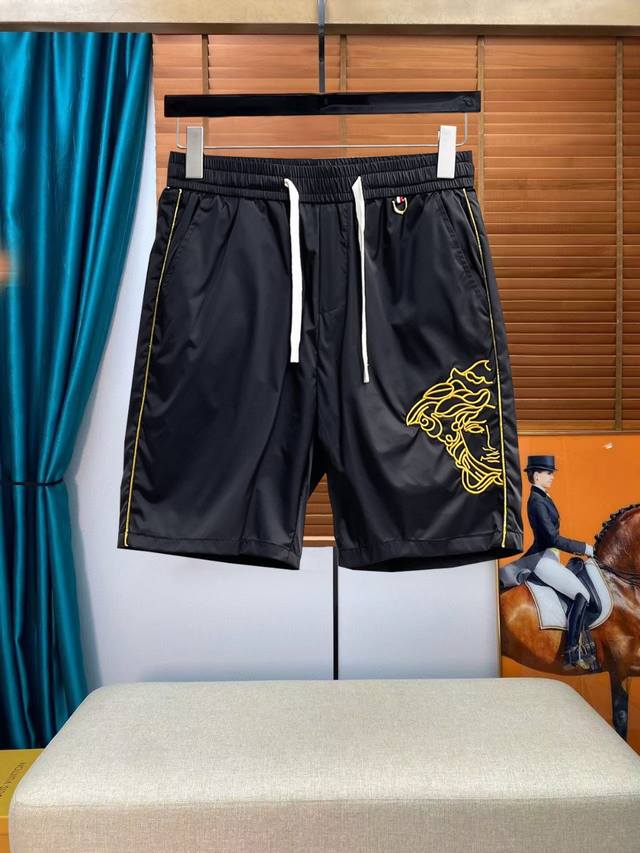 范思哲 三标齐全 2025夏季新款男士休闲双面穿短裤，高级定制面料透气面料 透气弹力舒适度极高，细节无可挑剔，顶级辅料配备，原版Logo设计理念，手感细腻柔软！