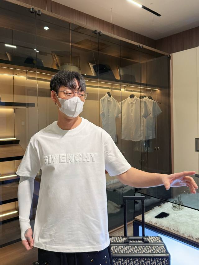 纪梵希 三标齐全。 2025夏季新款最新品短袖，专柜同步有售，原单狠货，时尚进口原版科技面料，上身舒适透气，原版定制五金辅料，上身帅气有型，三标齐全，推荐款，档