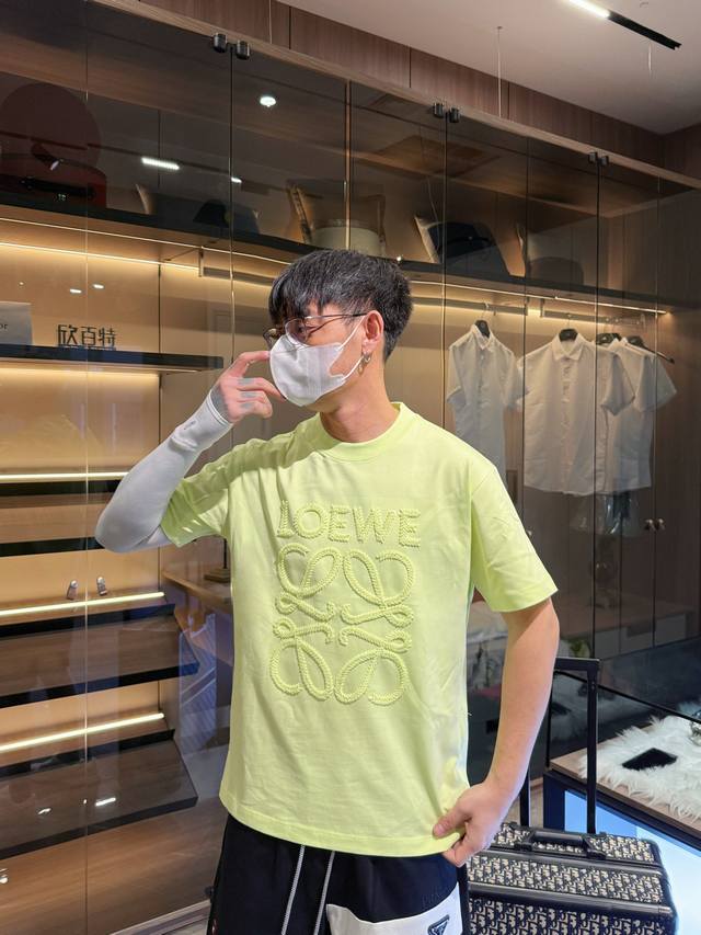 罗意威 三标齐全。 2025夏季新款最新品短袖，专柜同步有售，原单狠货，时尚进口原版科技面料，上身舒适透气，原版定制五金辅料，上身帅气有型，三标齐全，推荐款，档