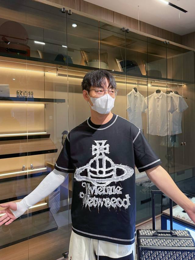 西太后 三标齐全。 2025夏季新款最新品短袖，专柜同步有售，原单狠货，时尚进口原版科技面料，上身舒适透气，原版定制五金辅料，上身帅气有型，三标齐全，推荐款，档