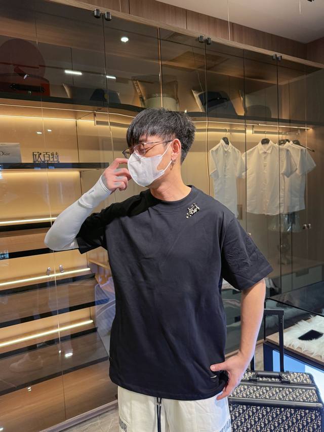 克罗心 三标齐全。 2025夏季新款最新品短袖，专柜同步有售，原单狠货，时尚进口原版科技面料，上身舒适透气，原版定制五金辅料，上身帅气有型，三标齐全，推荐款，档