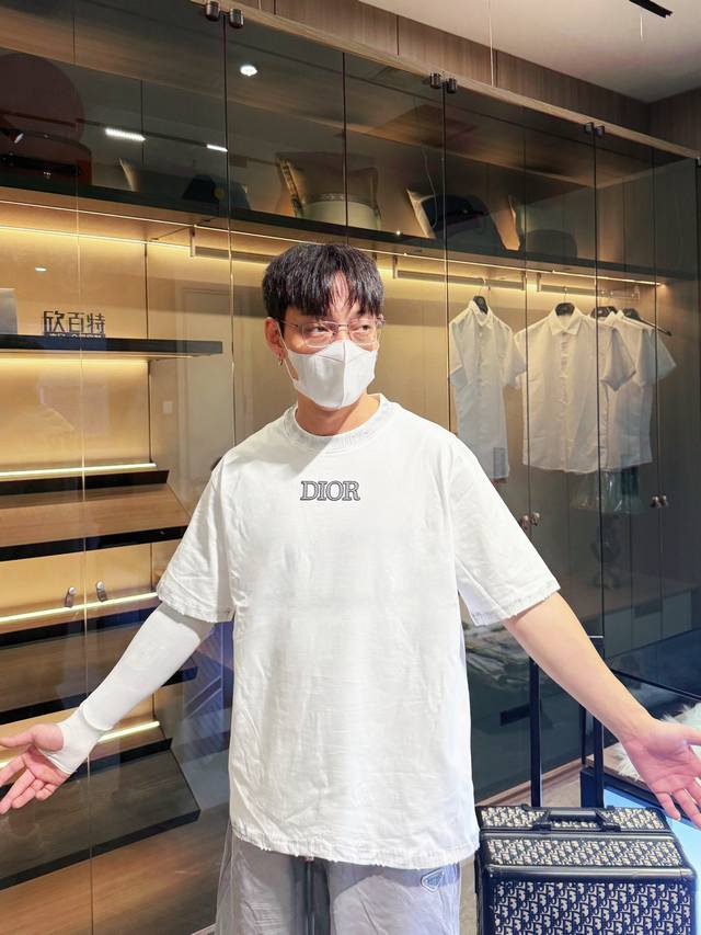 迪奥 三标齐全。 2025夏季新款最新品短袖，专柜同步有售，原单狠货，时尚进口原版科技面料，上身舒适透气，原版定制五金辅料，上身帅气有型，三标齐全，推荐款，档次