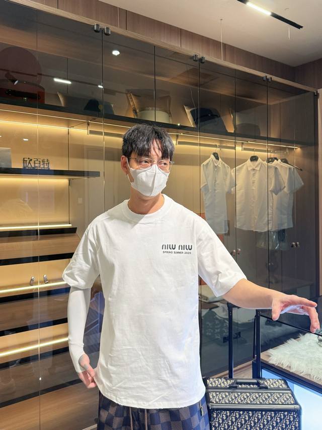 Miu Miu 三标齐全。 2025夏季新款最新品短袖，专柜同步有售，原单狠货，时尚进口原版科技面料，上身舒适透气，原版定制五金辅料，上身帅气有型，三标齐全，推