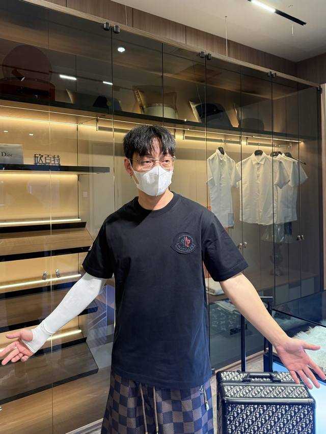 蒙口 三标齐全。 2025夏季新款最新品短袖，专柜同步有售，原单狠货，时尚进口原版科技面料，上身舒适透气，原版定制五金辅料，上身帅气有型，三标齐全，推荐款，档次