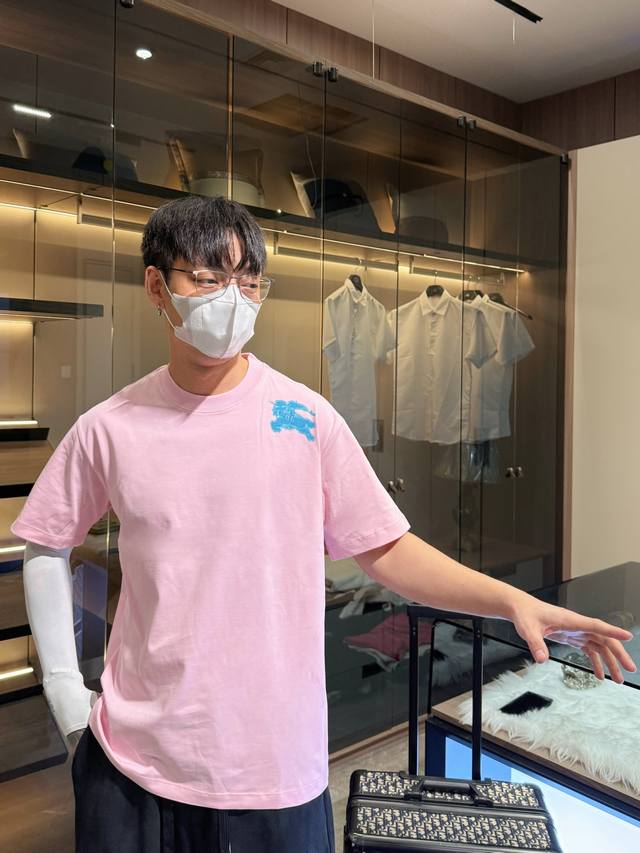 巴宝莉 三标齐全。 2025夏季新款最新品短袖，专柜同步有售，原单狠货，时尚进口原版科技面料，上身舒适透气，原版定制五金辅料，上身帅气有型，三标齐全，推荐款，档