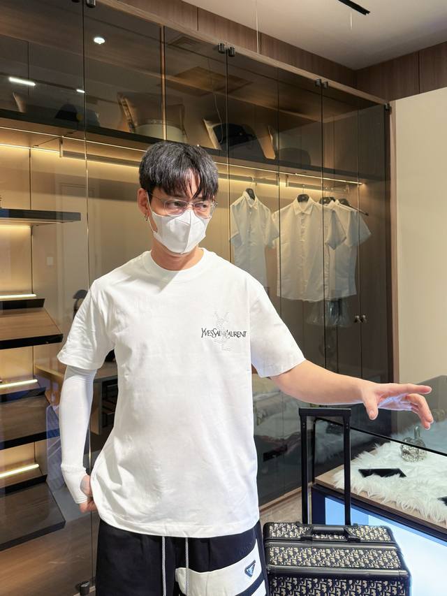 圣罗兰 三标齐全。 2025夏季新款最新品短袖，专柜同步有售，原单狠货，时尚进口原版科技面料，上身舒适透气，原版定制五金辅料，上身帅气有型，三标齐全，推荐款，档