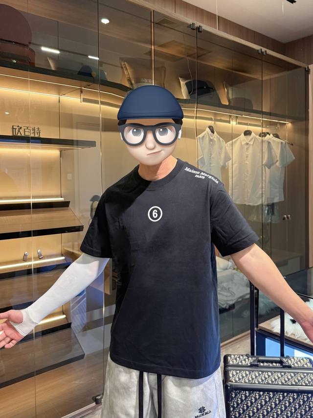 马吉拉 三标齐全。 2025夏季新款最新品短袖，专柜同步有售，原单狠货，时尚进口原版科技面料，上身舒适透气，原版定制五金辅料，上身帅气有型，三标齐全，推荐款，档