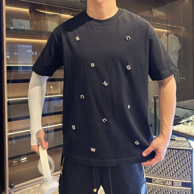 大王 三标齐全。 2025夏季新款最新品短袖，专柜同步有售，原单狠货，时尚进口原版科技面料，上身舒适透气，原版定制五金辅料，上身帅气有型，三标齐全，推荐款，档次