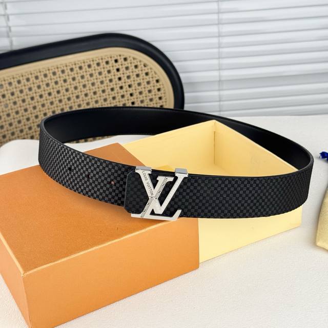 Lv Dimension 4.0腰带将经典格调引入新颖尺幅设计。皮革压印 Lv 字母、与纤秀 Lv 字母搭扣相映成趣，令品牌标识低调完成潮流蜕变