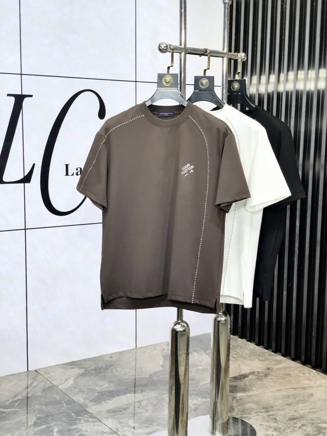 Lv。2025春夏新品时尚圆领短袖高级定制百搭款式！更有实用感 任何人都可以轻松驾驭 采用莫代尔氨纶面料制作，奢华经典品牌Logo设计，H非常显档次懂货的必须入