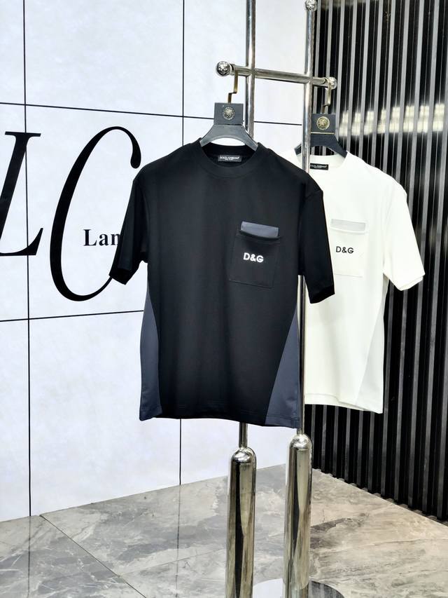 D&G。2025春夏新品时尚圆领短袖高级定制百搭款式！更有实用感 任何人都可以轻松驾驭 采用莫代尔氨纶面料制作，奢华经典品牌Logo设计，H非常显档次懂货的必须