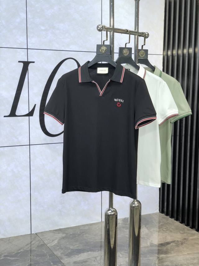 Gucci。2025春夏新款男士标识短袖Polo衫，延续经典商务休闲翻领Polo恤.该款Polo衫采用丝光双面棉质珠地面料制成，隽永设计可跨越时尚潮流。经典款型